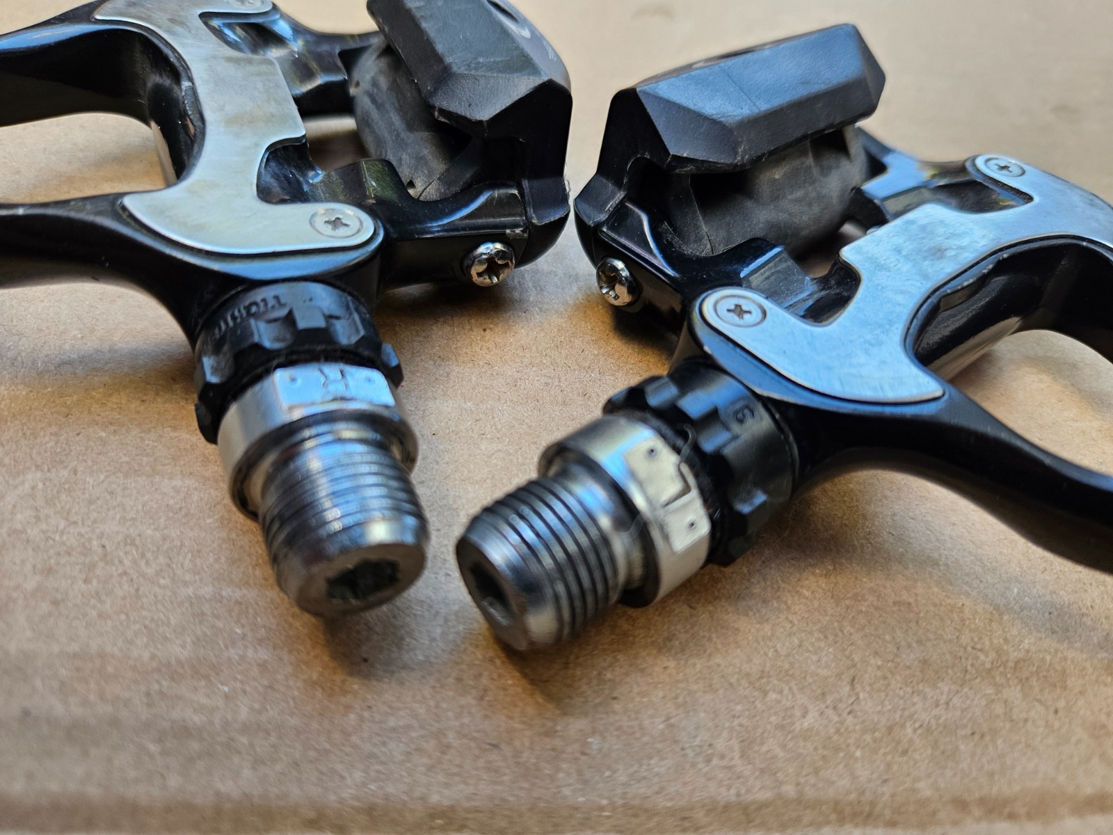 Shimano 105 PD-5610 Clipless Road Bike Pedals Left + Right Set Black