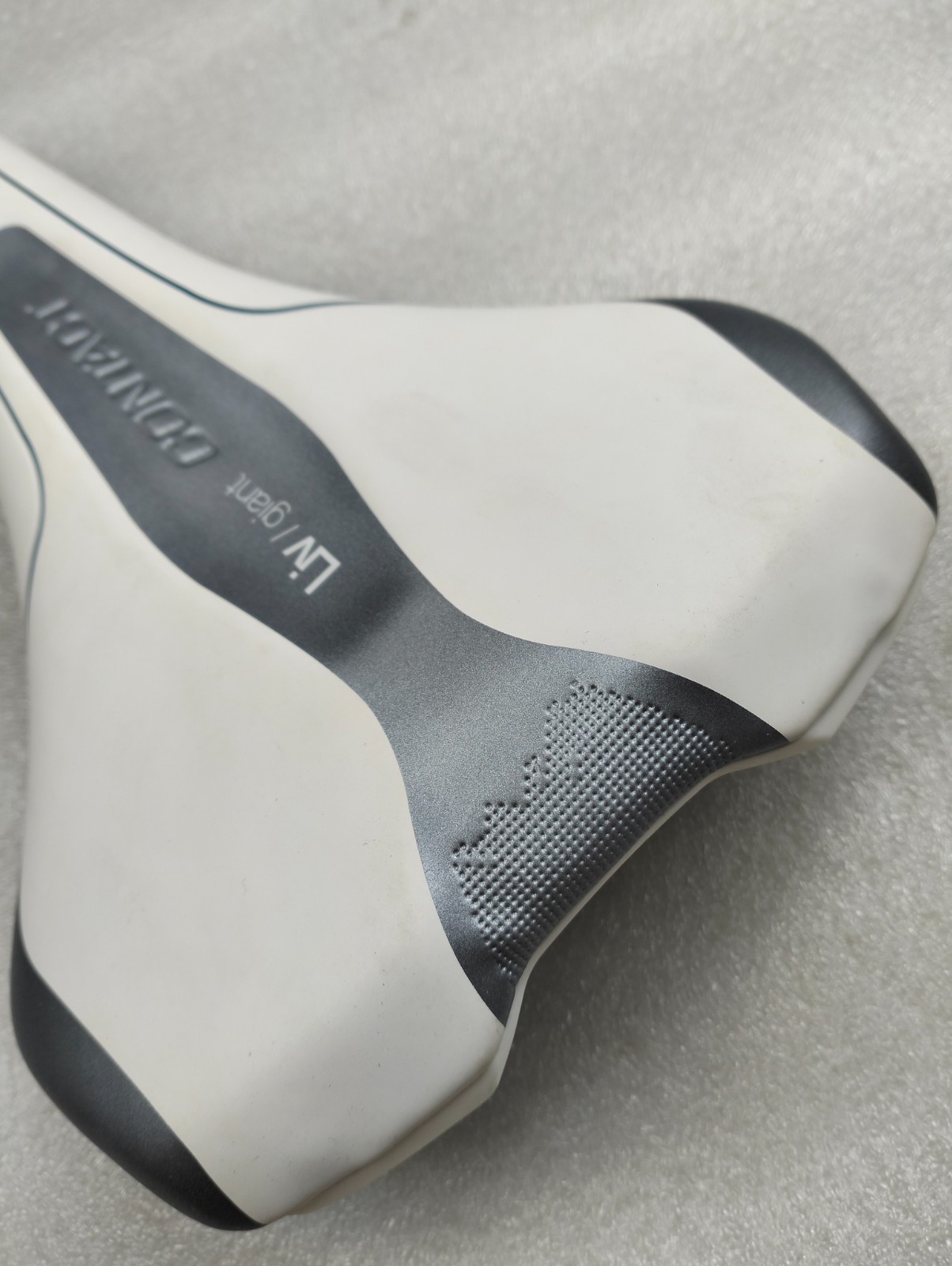 GIANT LIV CONTACT UPRIGHT PELVIC TILT SADDLE 270X160MM WHITE BLUE CRMO RAILS
