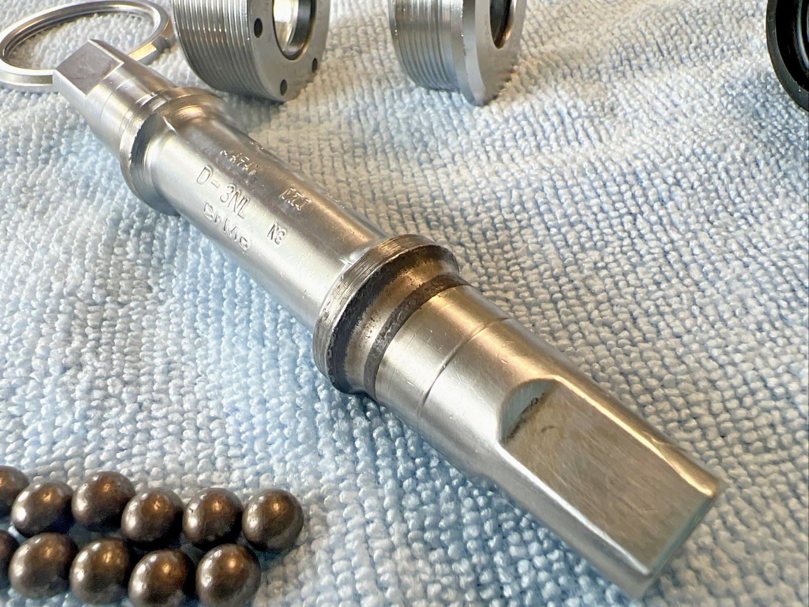 Shimano Deore XT BB-M730 Bottom Bracket – 68 x 122.5MM BSA English