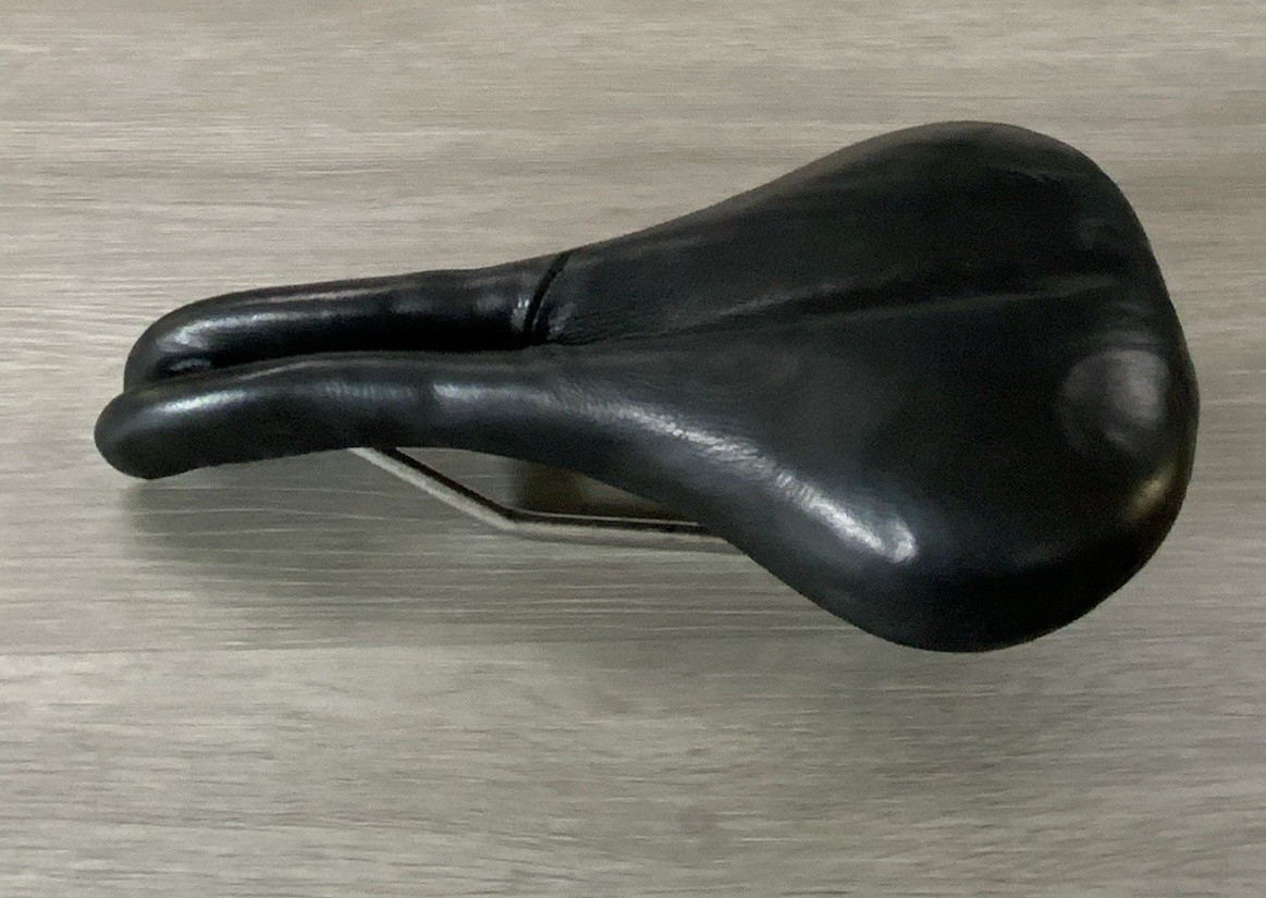 KOOBI SADDLE TITANIUM ALLOY STAYS 270 GRAMS 150 MM X 272 MM
