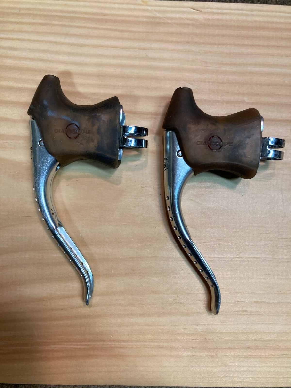 Vintage Shimano 600 Arabesque Brake Lever Set wiith Non-aero Dia Compe Hoods