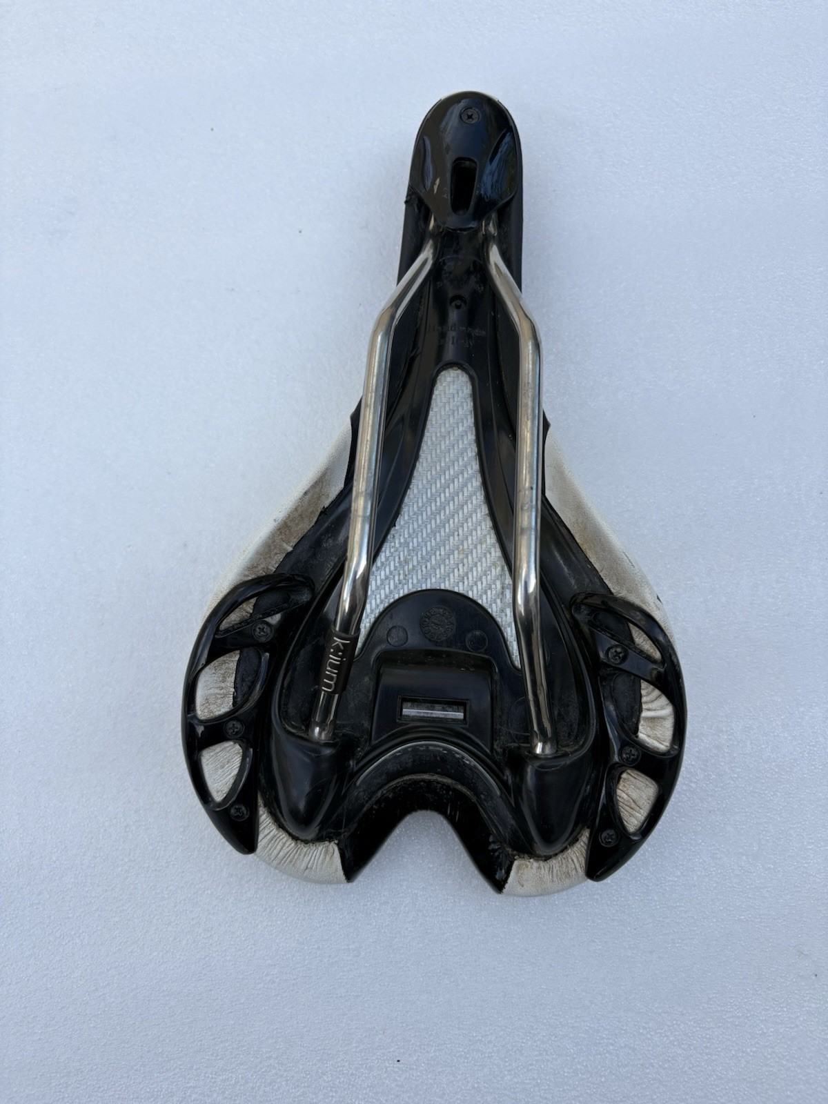 Fizik Aliante Saddle – Kium, White. 138mm. Weight 245g.