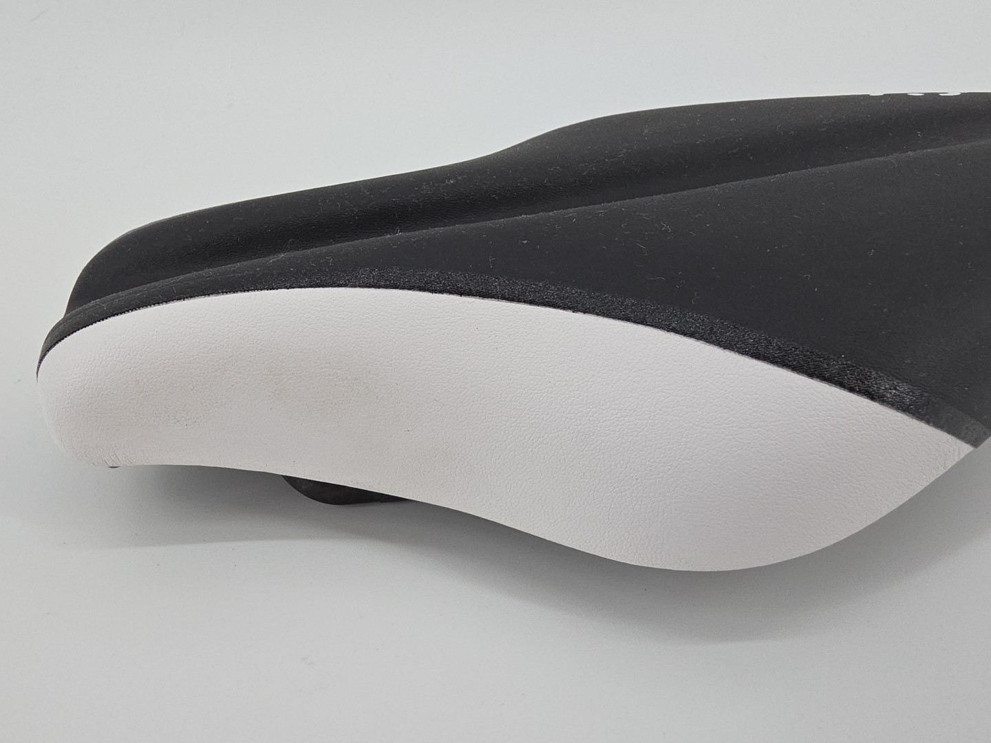 Fi’zi:k Transiro Mistica Carbon Saddle HTF Reverse Pattern 10in X 5.25in Italy!!