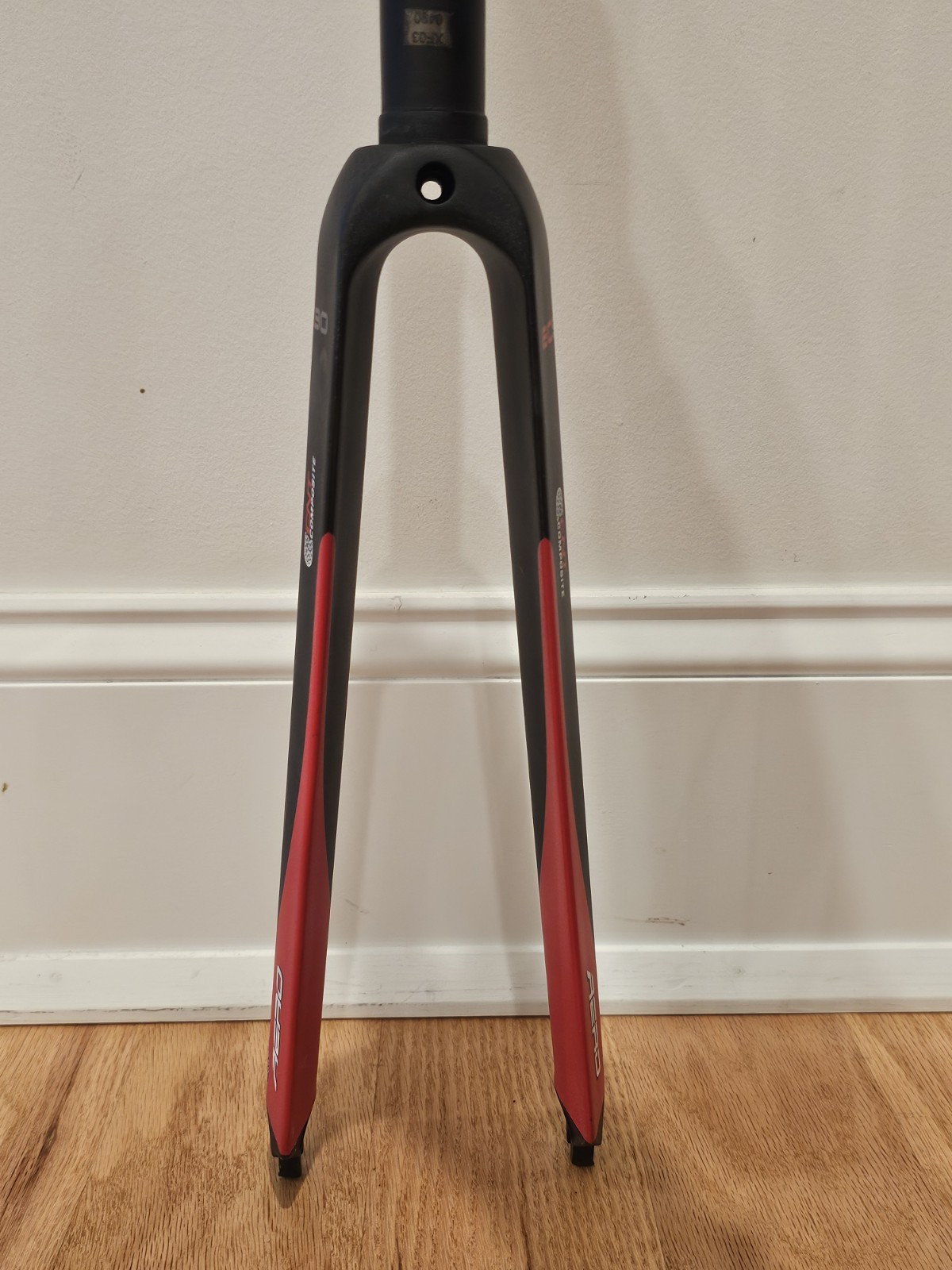 Easton EC90 Aero Carbon Fork 650c 1-1/8″ 300mm Steerer Red/Black