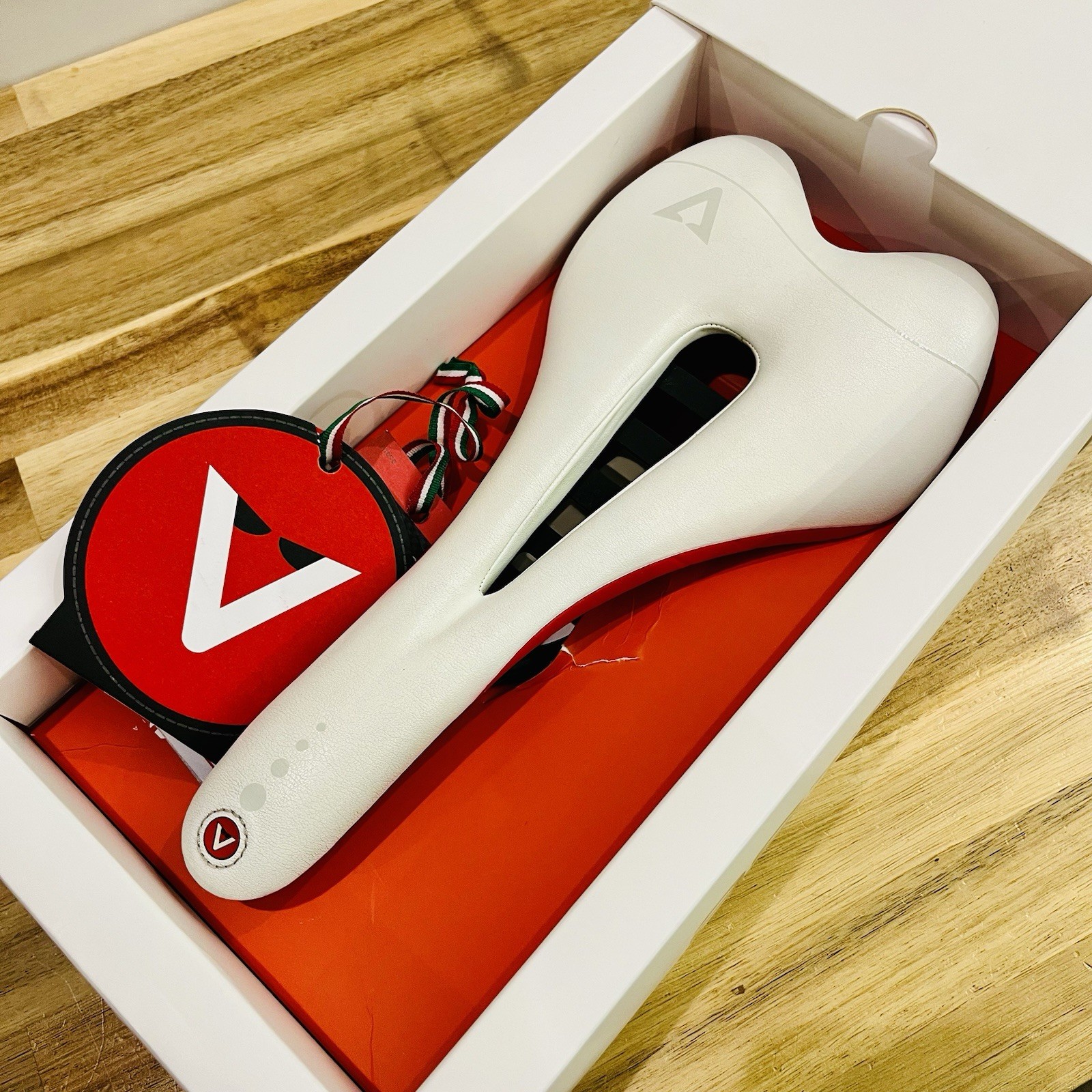 Astute Skylite VT Carbon Rail Saddle – White – Made In Italy – Original Box Used