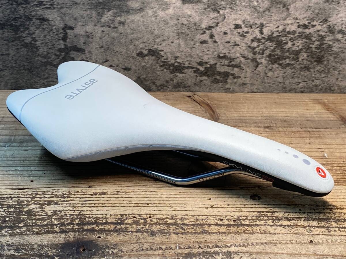 ASTUTE Skyline SR Saddle White with Titanium Rails Lightweight and comfortable