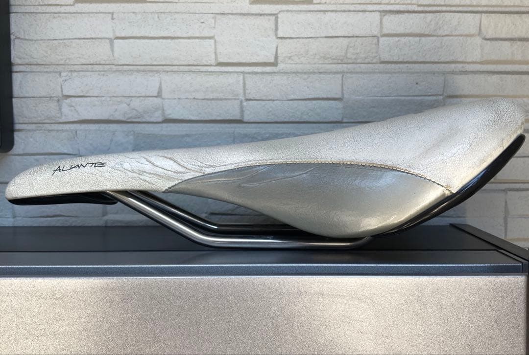 Fizik Aliante VS Saddle 27cm Length 14cm Width Glossy Silver Used