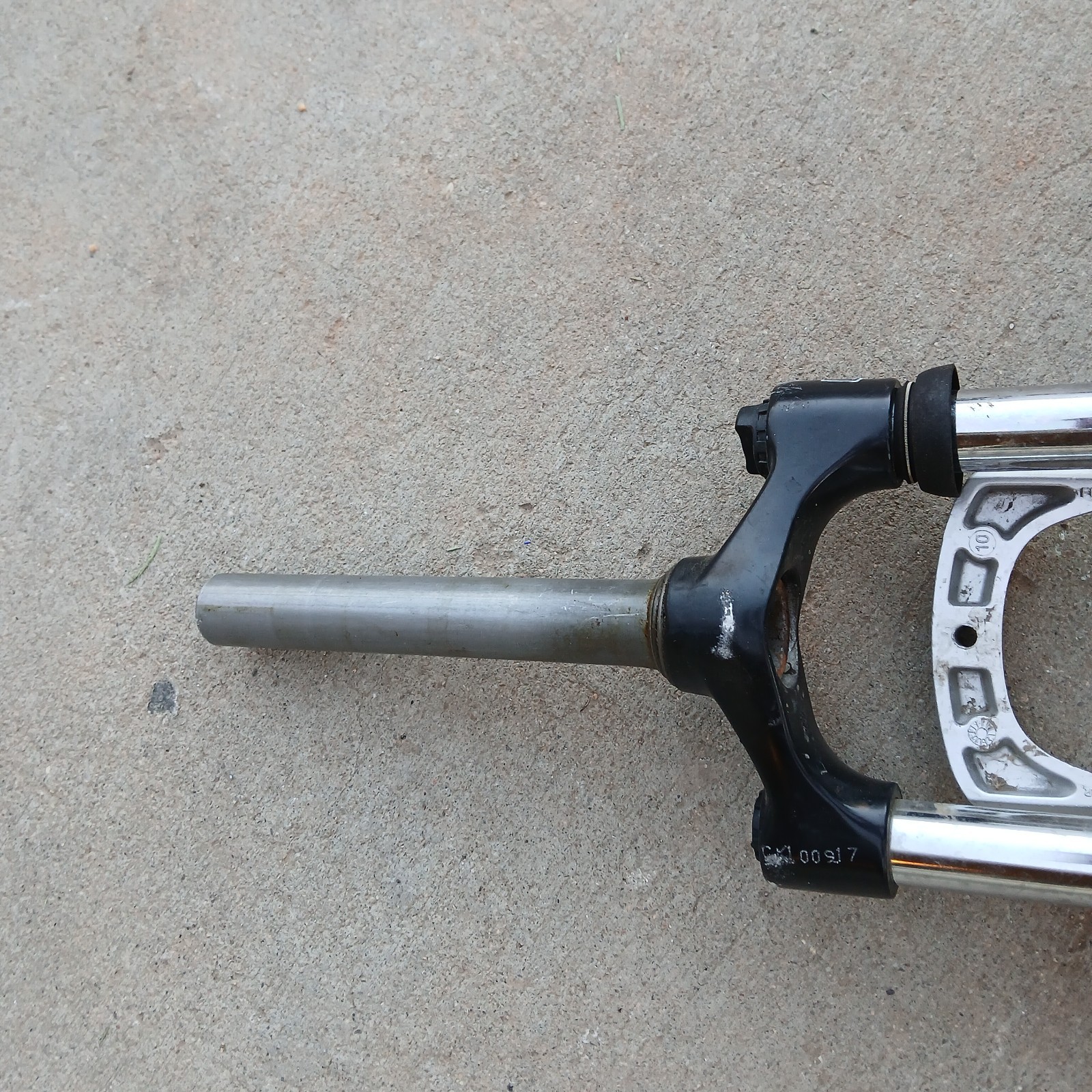 SR Suntour Suspension Fork 24.5” SF11-XCT-JR-24 from a Specialized Hotrock