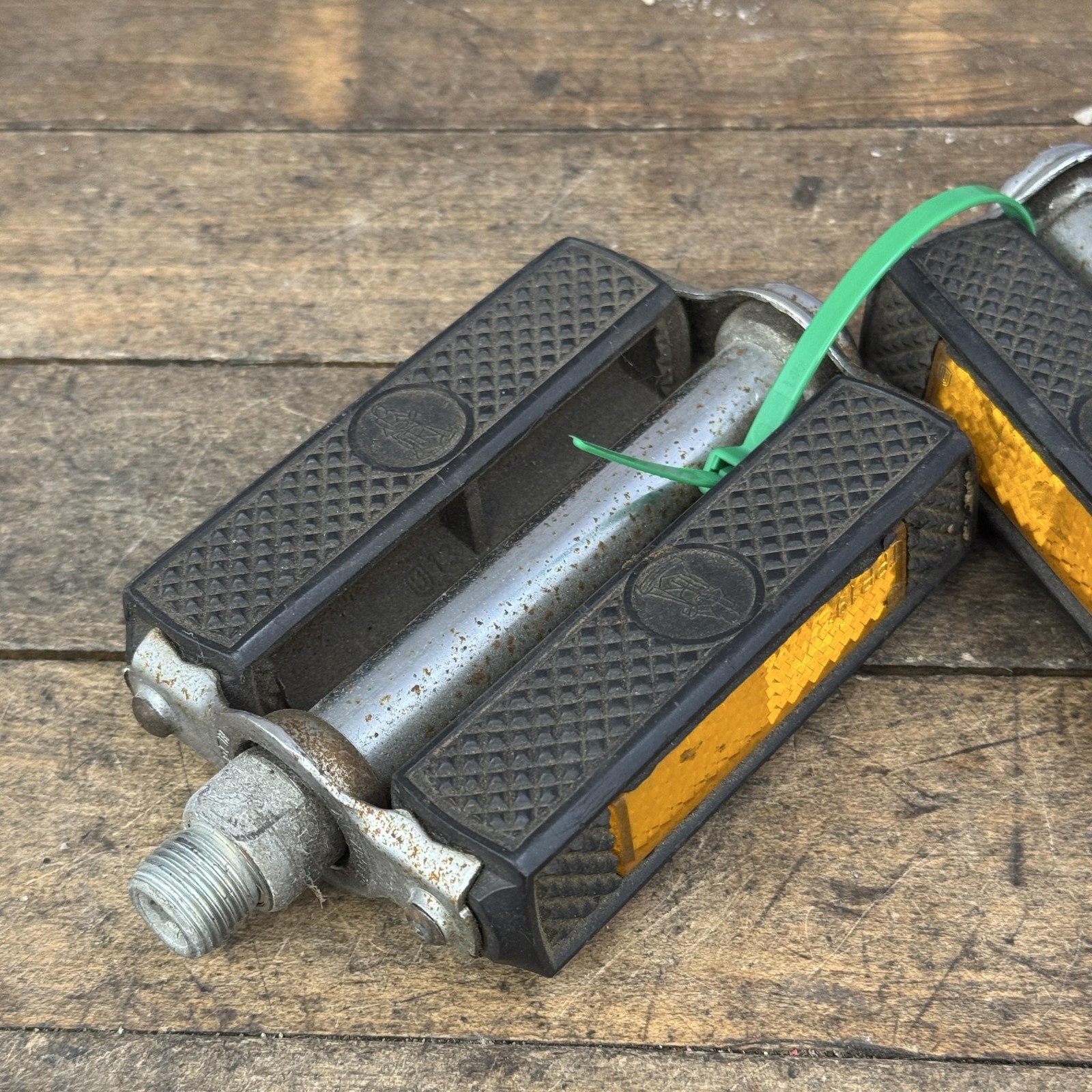 Vintage Raleigh Block Bike Pedals 9/16 Black Reflector Platform Pair 598g