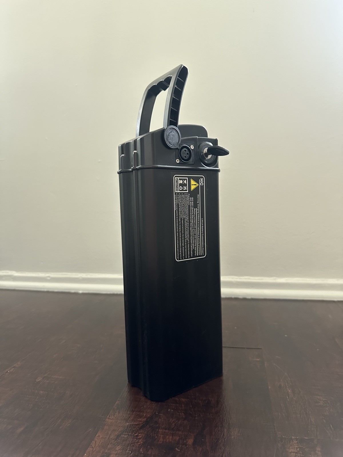 An ebike battery v48,500w, working fully good keys are with it and the charger.