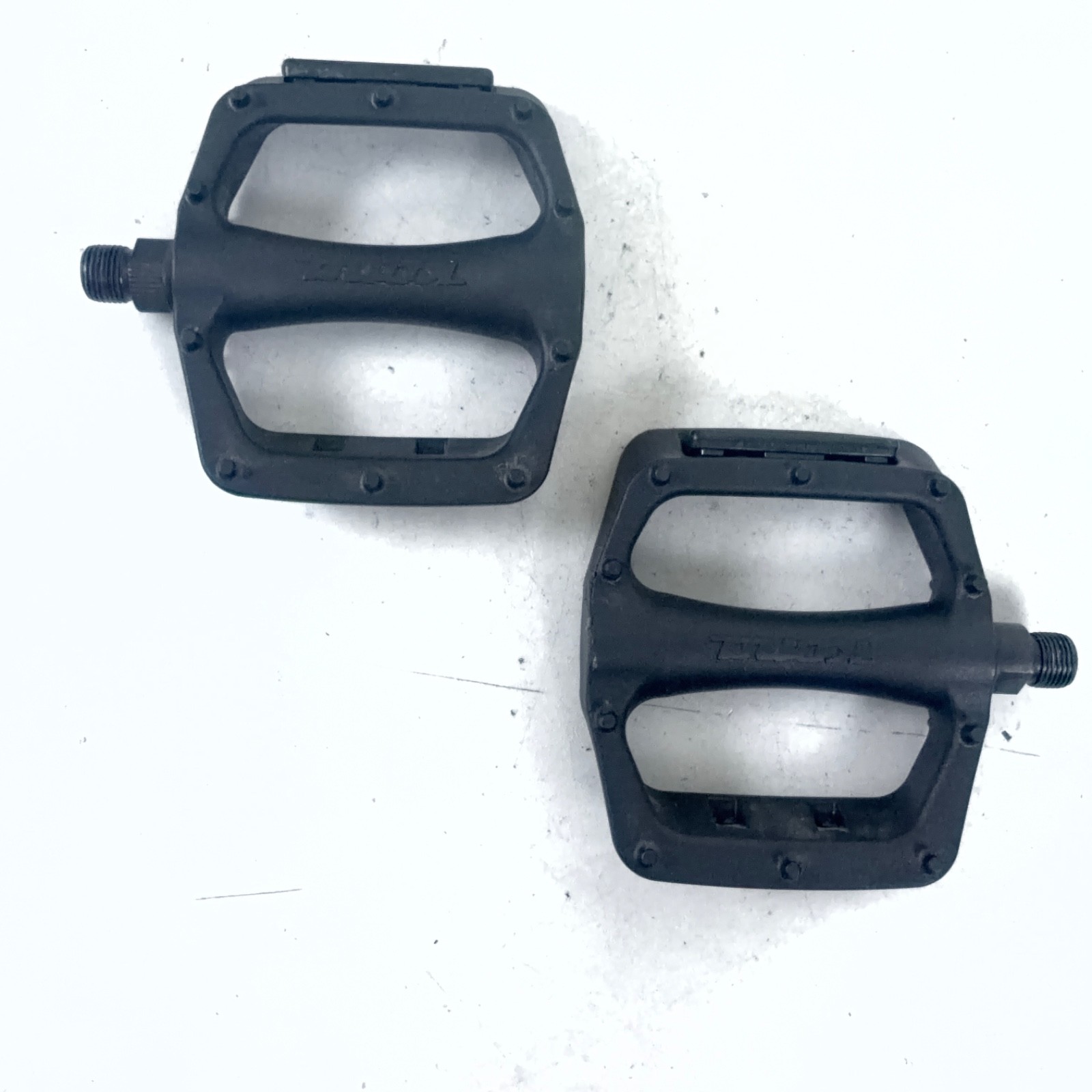 KONA Lanai Platform Pedals w. Reflectors 9/16″ Plastic Compoisite