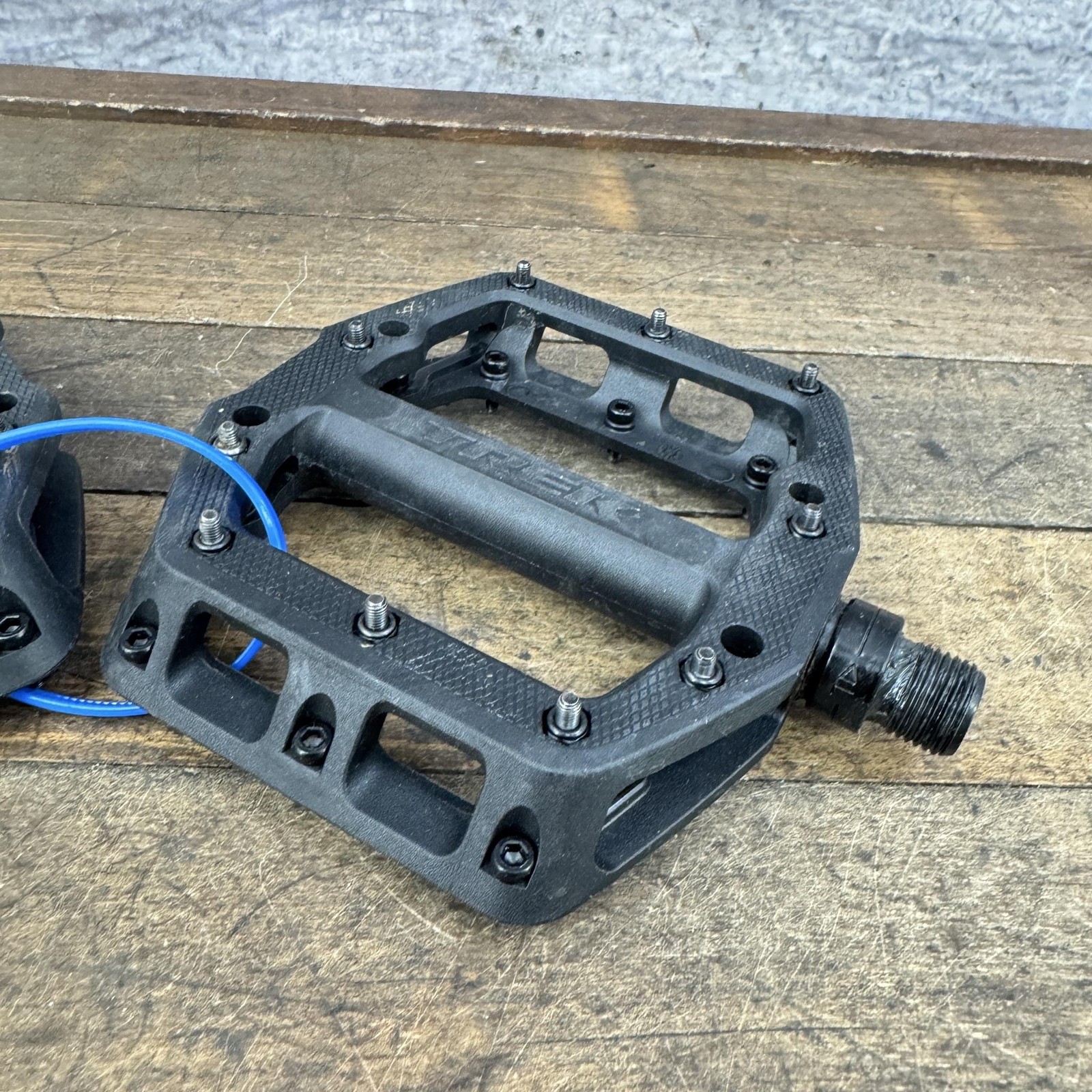 Trek Line Elite Bike Pedals 9/16 Black Pair Pinned MTB Flat Trail DH Platform