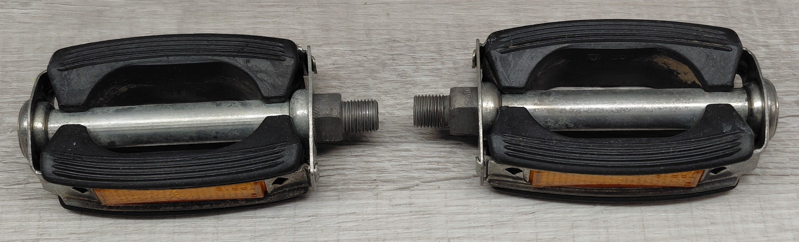 Vintage 60’s, 70’s Schwinn Bow Pedals 1/2″ K10490 U30 Block Stingray W/Reflector