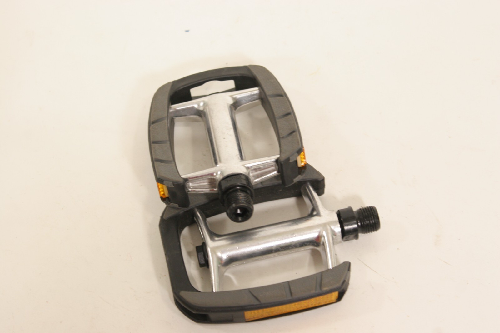 VP 609 Aluminum Platform Pedals with Resin Grips 9/16 Black & Silver PD22