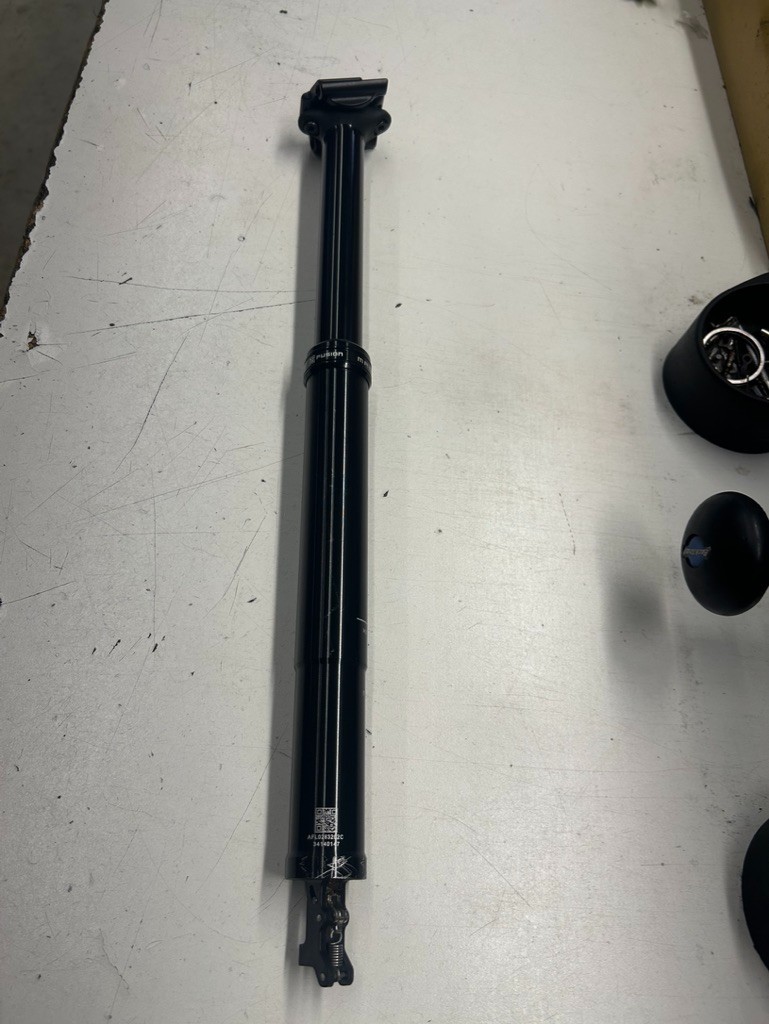 X-Fusion Manic Dropper Seatpost – 34.9mm 170mm Black (22-XPMCMLG-170-153)