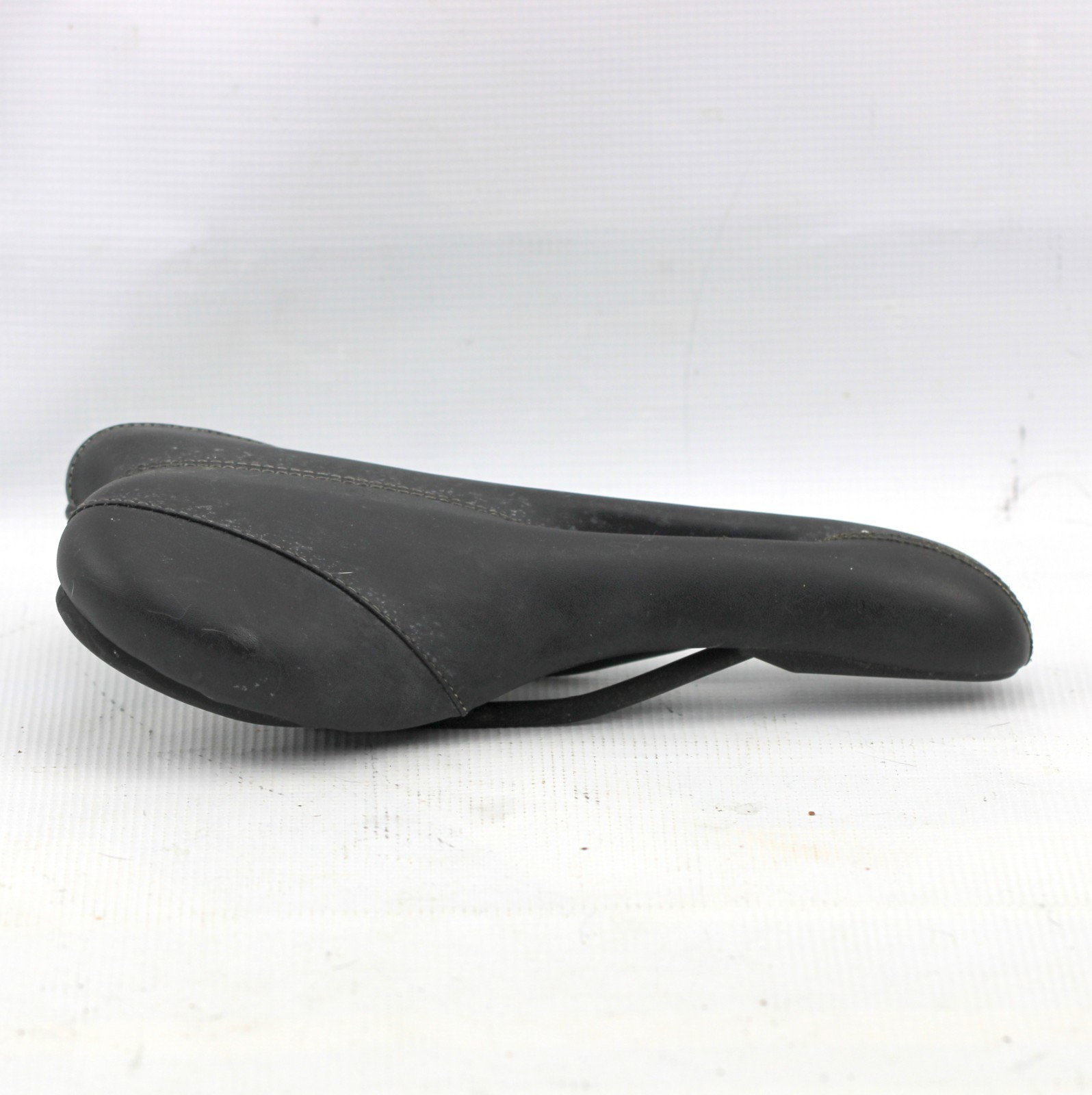BLACK LEATHER SADDLE Bike Seat 140x267mm 305g Taint Hole