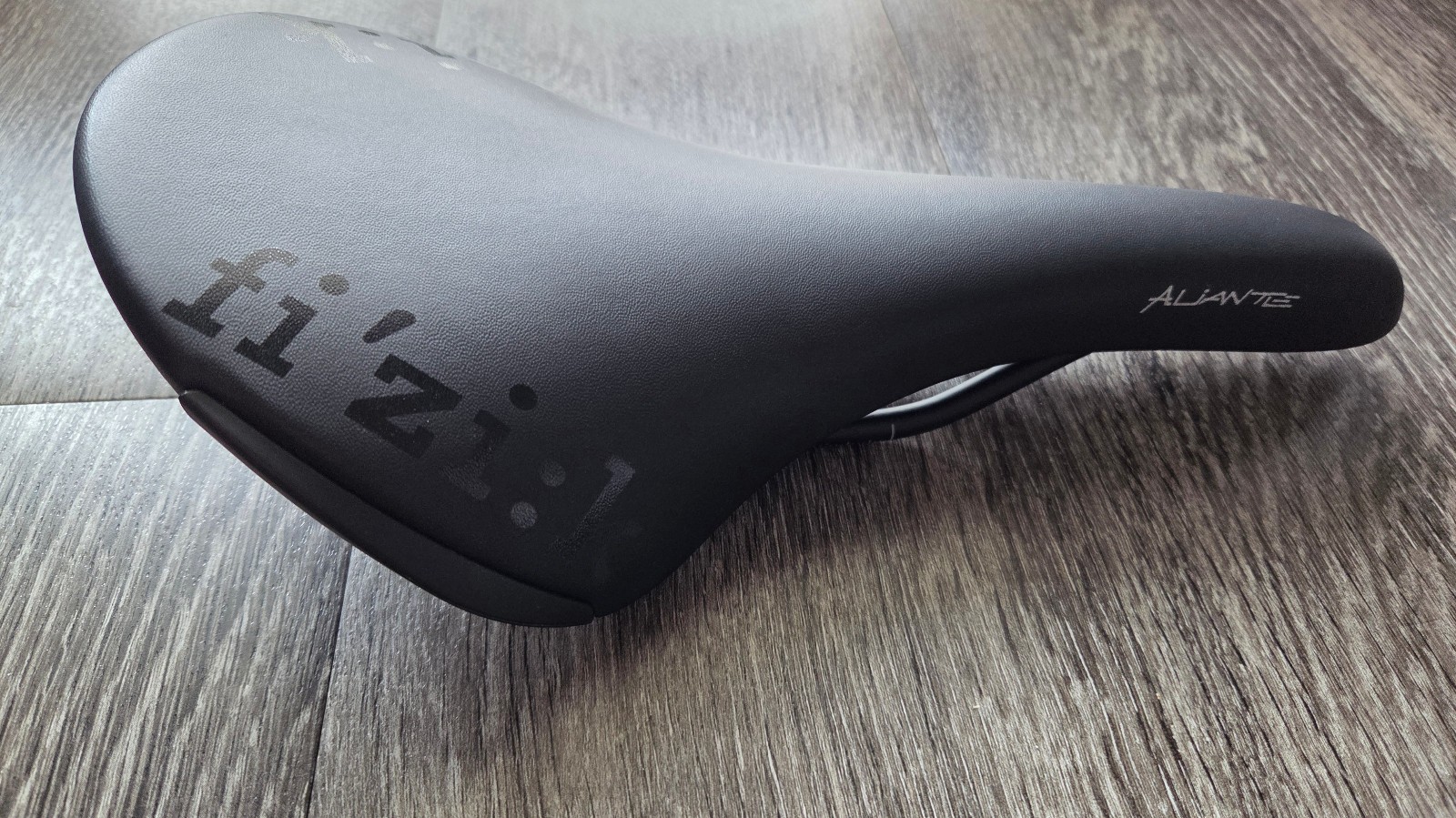 Fizik Aliante Delta Saddle, Large