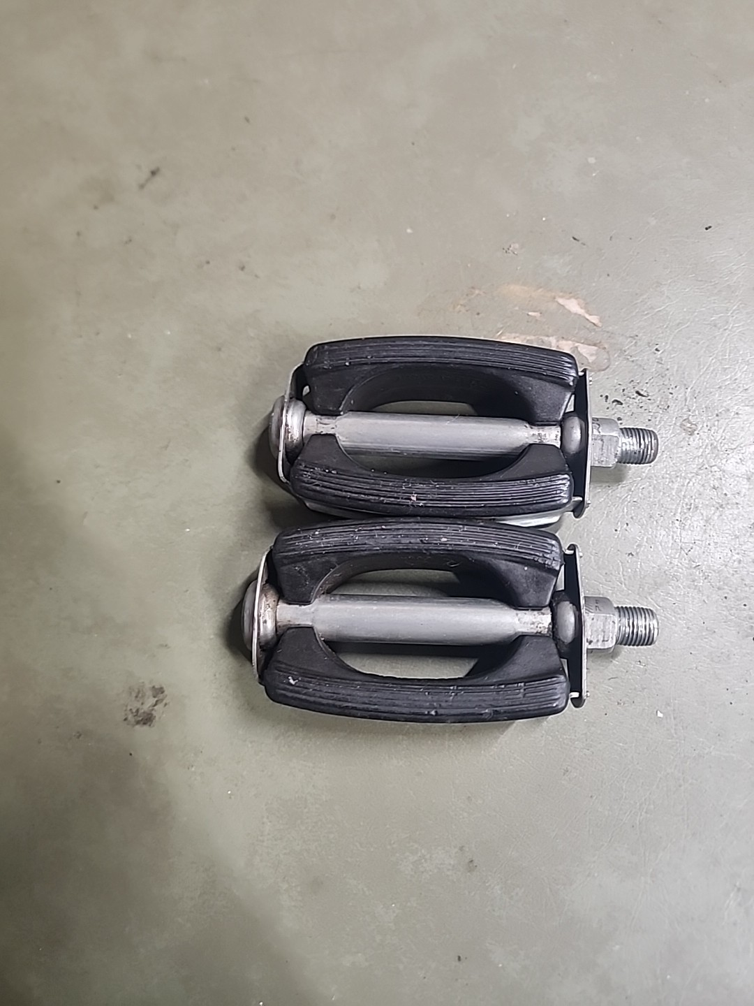VINTAGE 70s SCHWINN BOW PEDALS w/ REFLECTORS 1/2″ KRATE STINGRAY FASTBACK L$$K