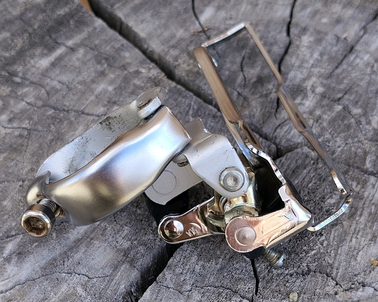 Shimano FD-M330 Front Derailleur 31.8 Low Mount Top Pull Japan Silver Vintage