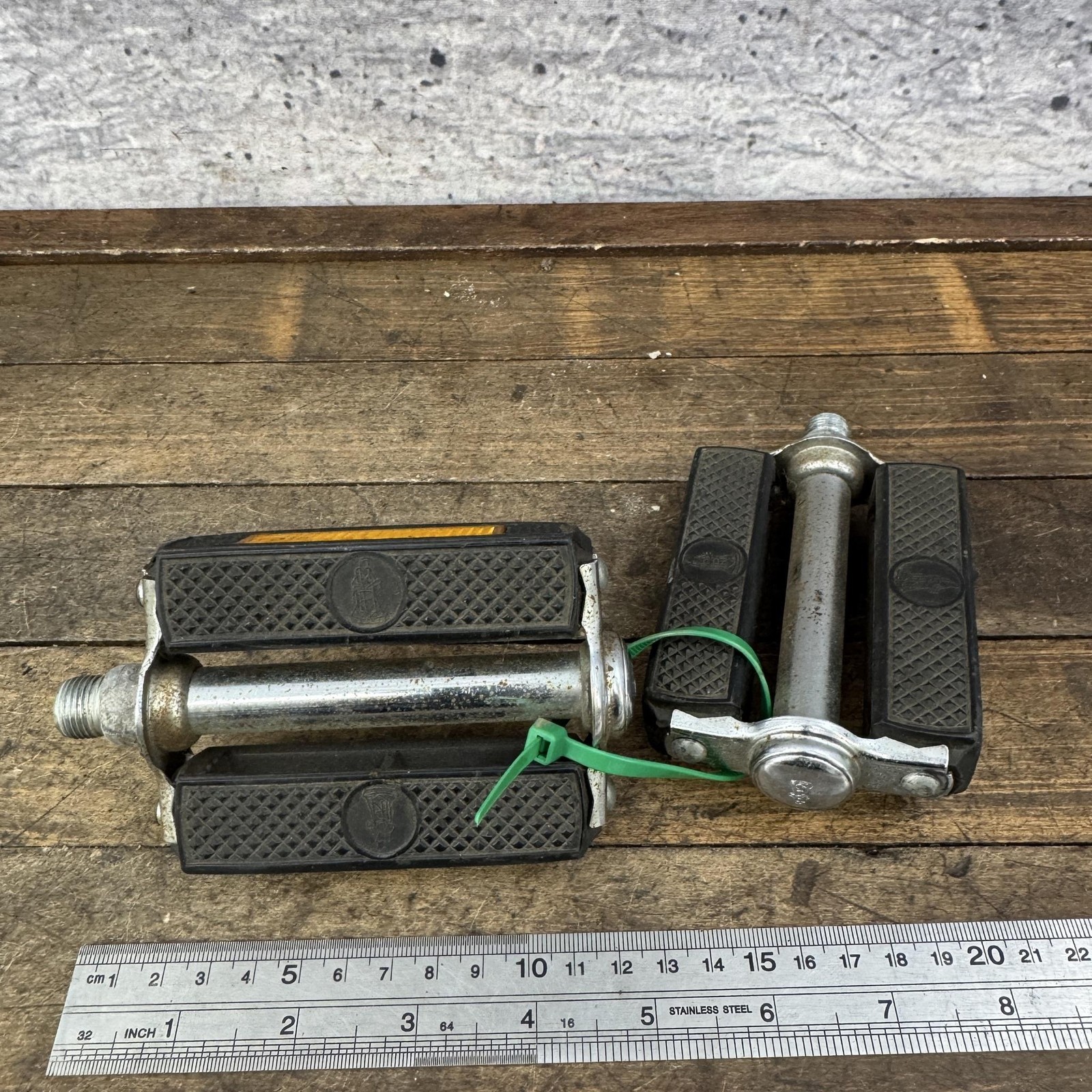 Vintage Raleigh Block Bike Pedals 9/16 Black Reflector Platform Pair 598g