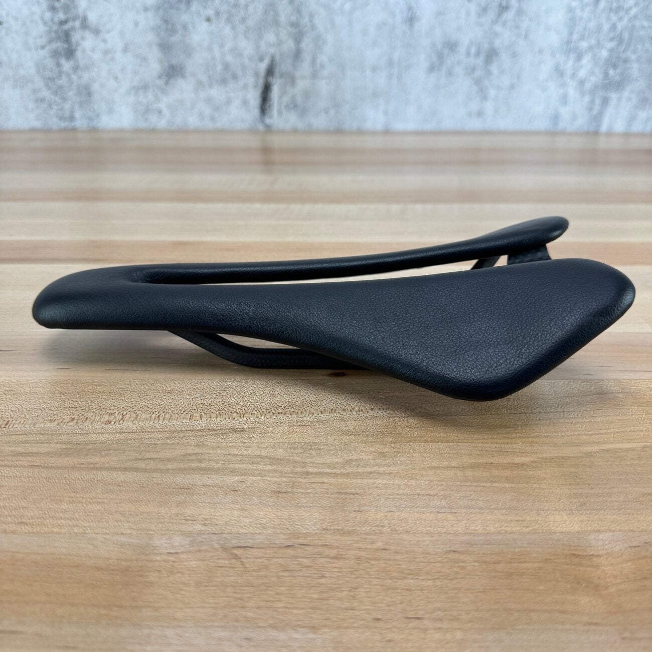 New! Berk Dila Padded 140mm 7x9mm Carbon Rails Bike Saddle 112g