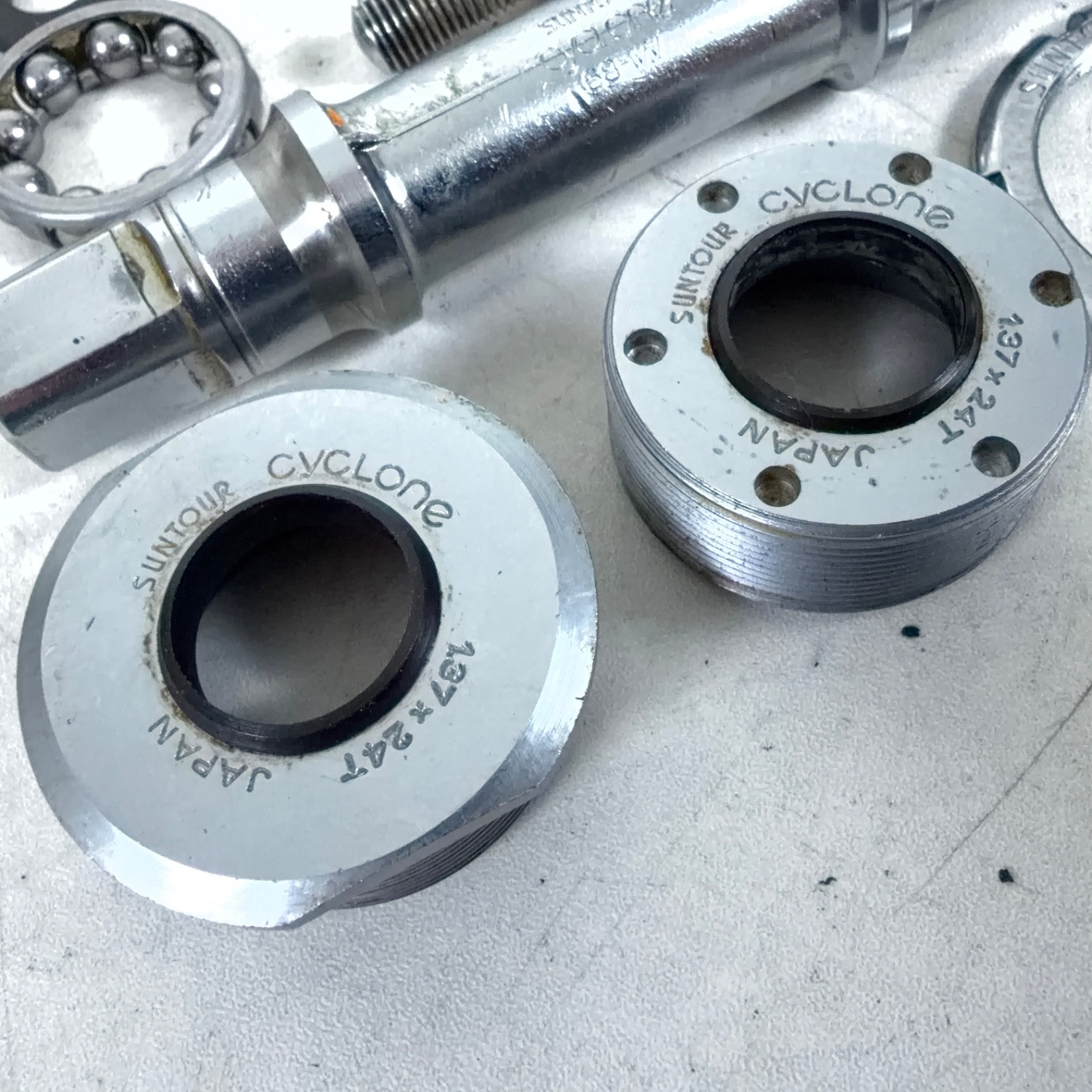 Suntour Vintage Cyclone Bottom Bracket 1.37 x 24T 68mm 113mm Hollow Chromoly